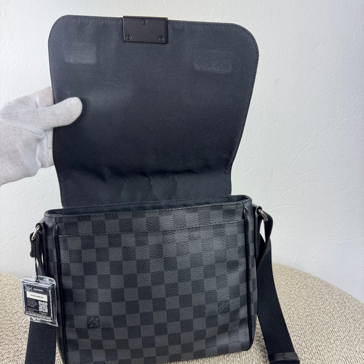 Louis Vuitton District PM Messenger – Damier Graphite