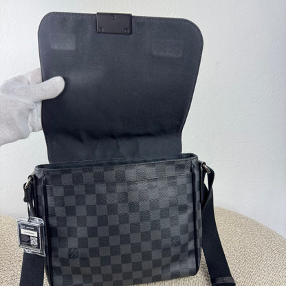 Louis Vuitton District PM Messenger – Damier Graphite