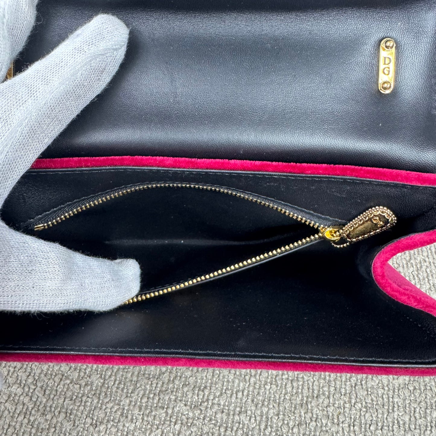 Dolce & Gabbana Velvet Devotion Medium Samt Tasche Pink