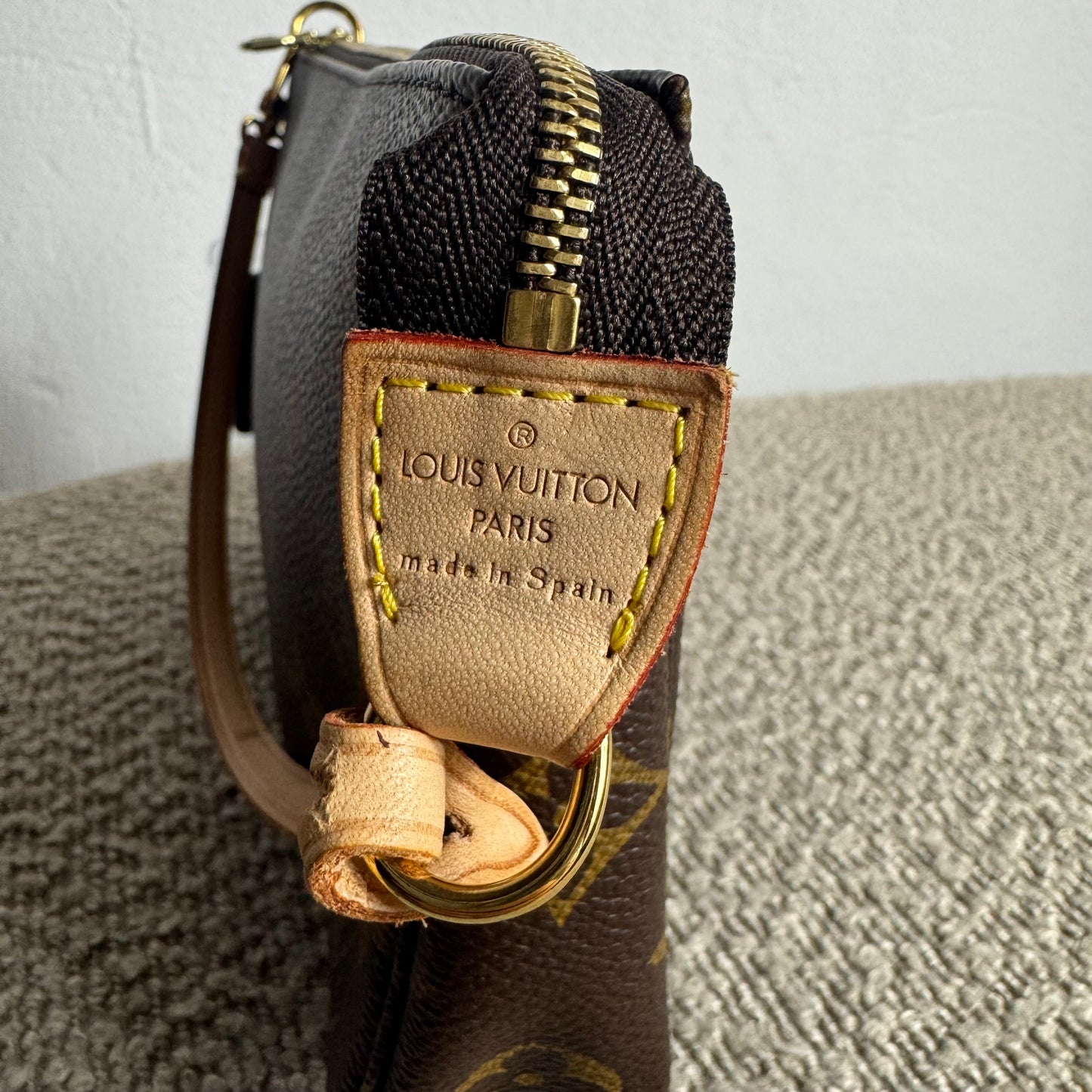 Louis Vuitton Pochette Accessoires Monogram inkl. langem Leder-Schulterriemen