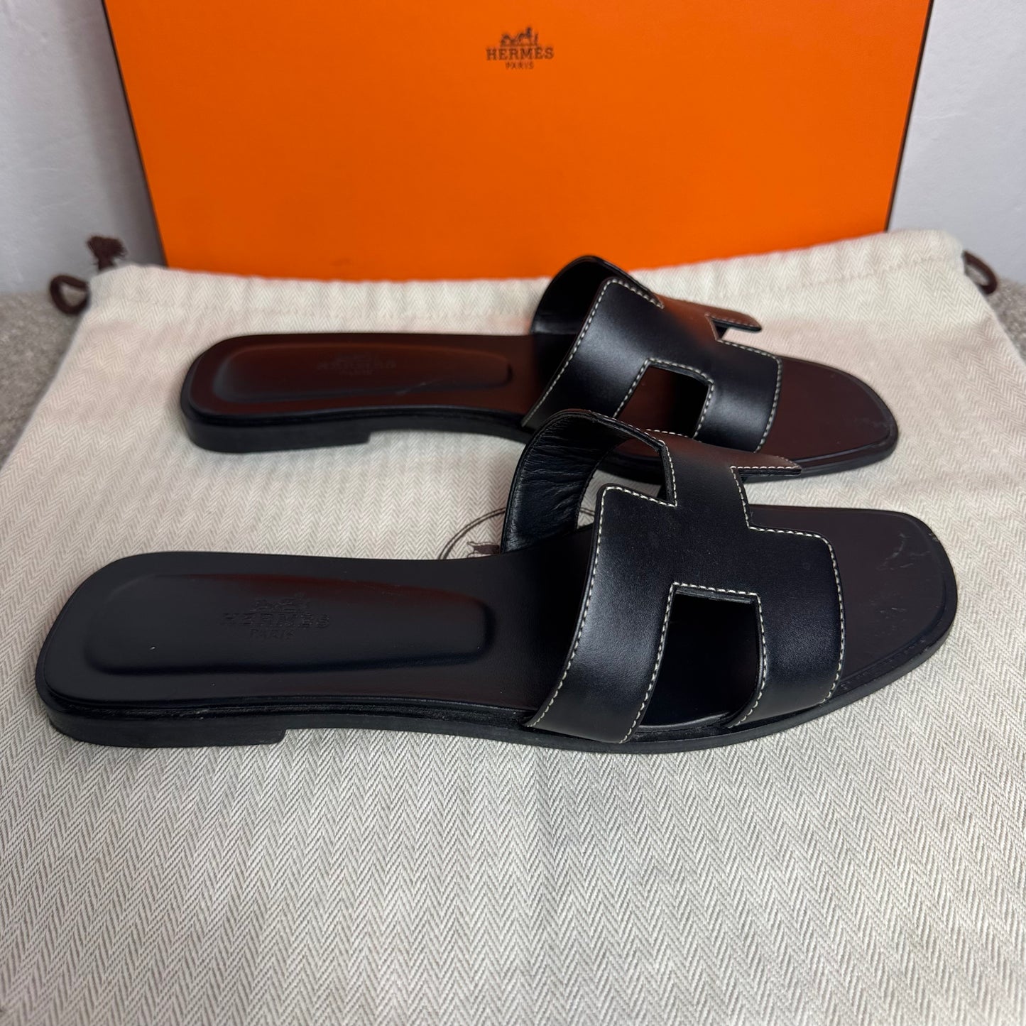 Hermès Oran Sandalen, schwarzes Kalbsleder Gr. 39,5