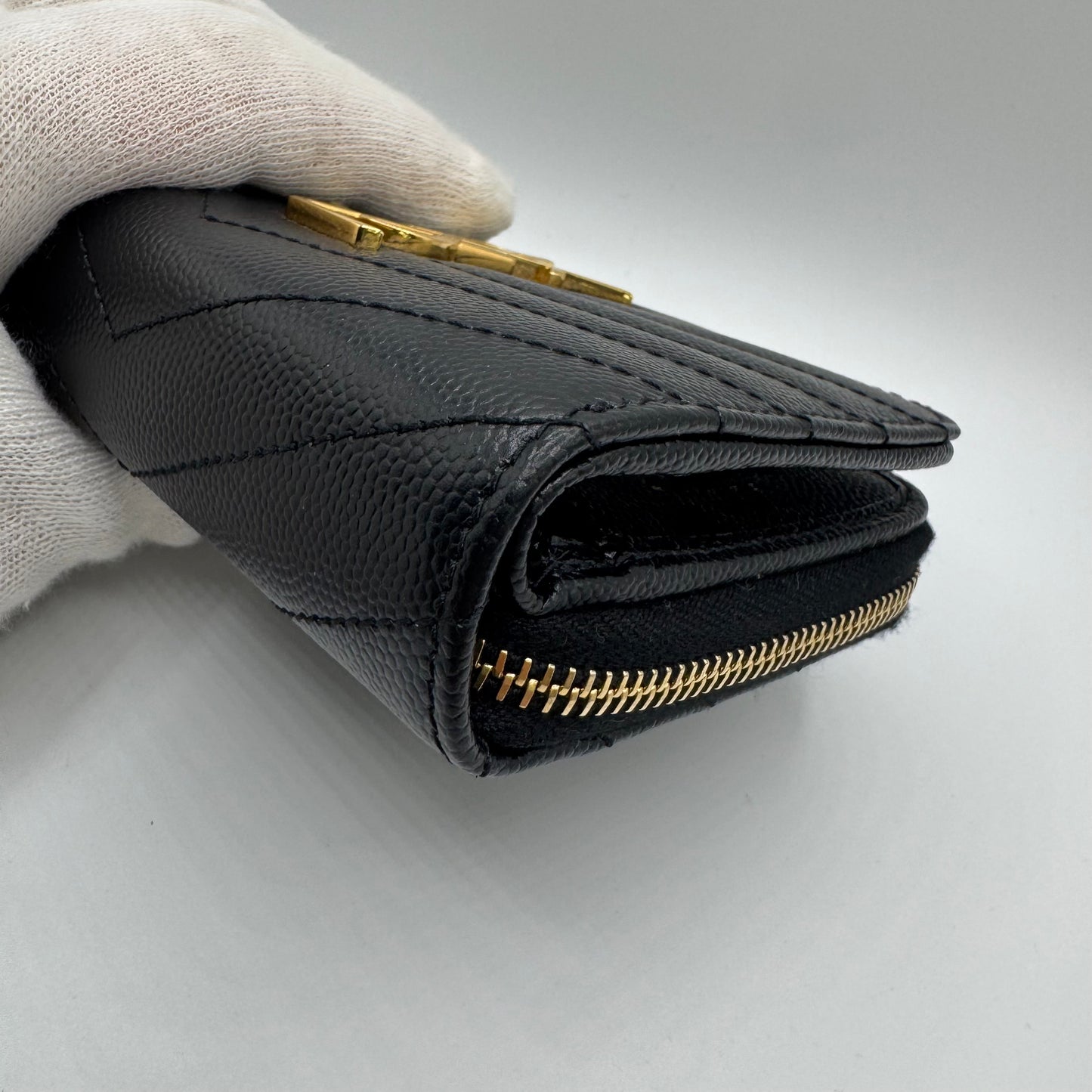 Saint Laurent Cassandre Matelassé – Kompaktes Portemonnaie mit umlaufendem Reißverschluss