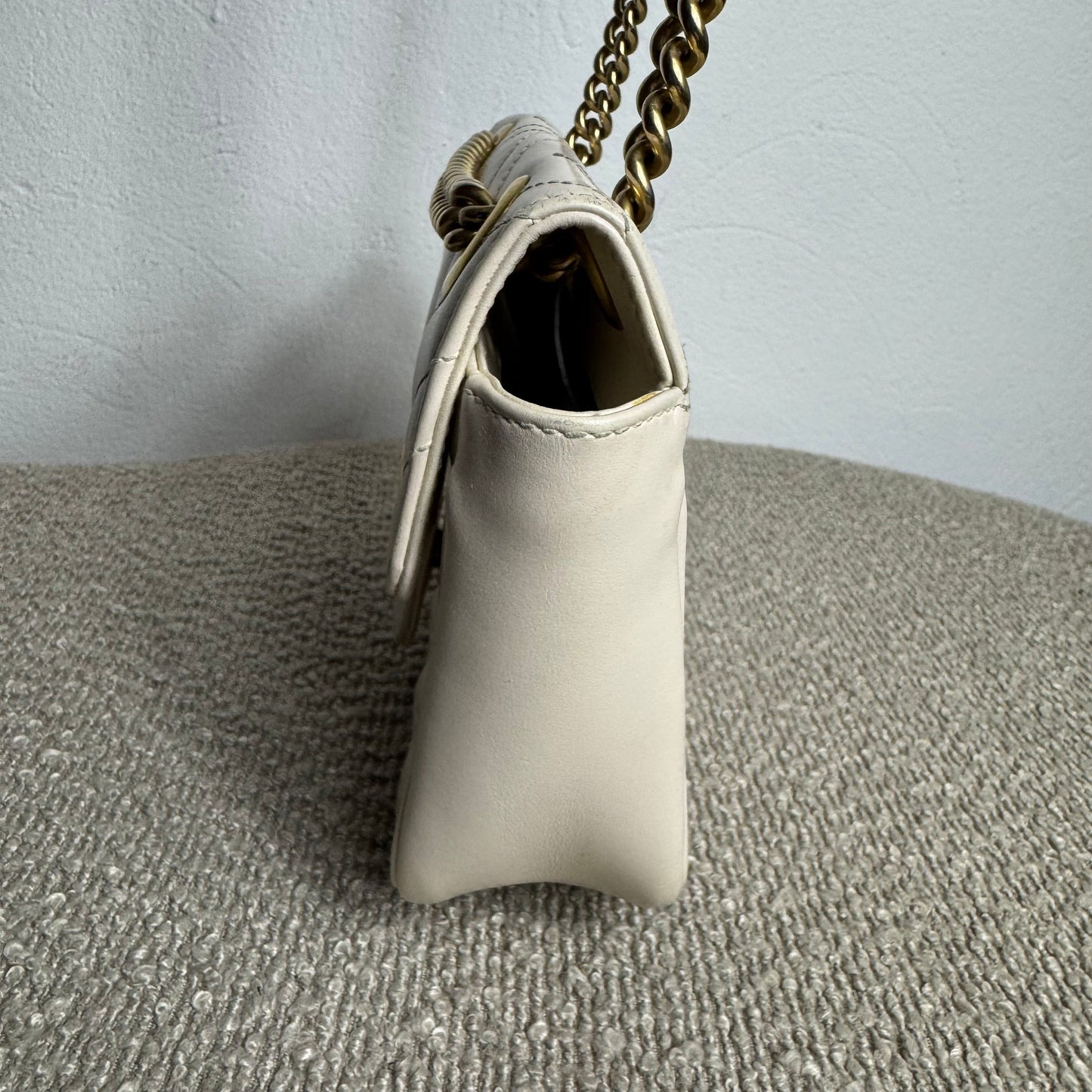 Gucci GG Marmont Kleine Schultertasche – Weiß