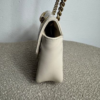 Gucci GG Marmont Kleine Schultertasche – Weiß