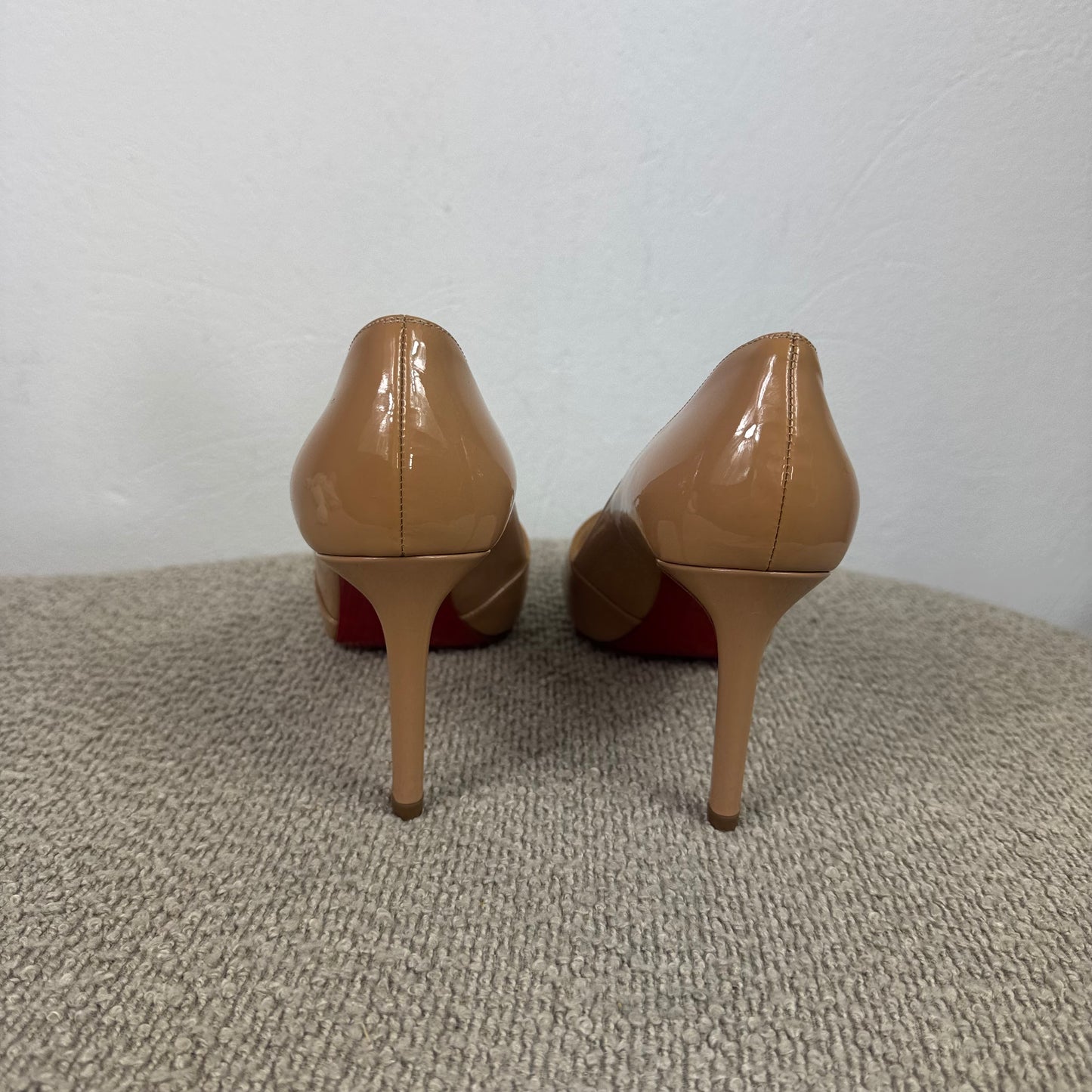 Christian Louboutin Shelley Pumps Nude Lackleder – Größe 39