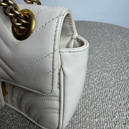 Gucci GG Marmont Kleine Schultertasche – Weiß
