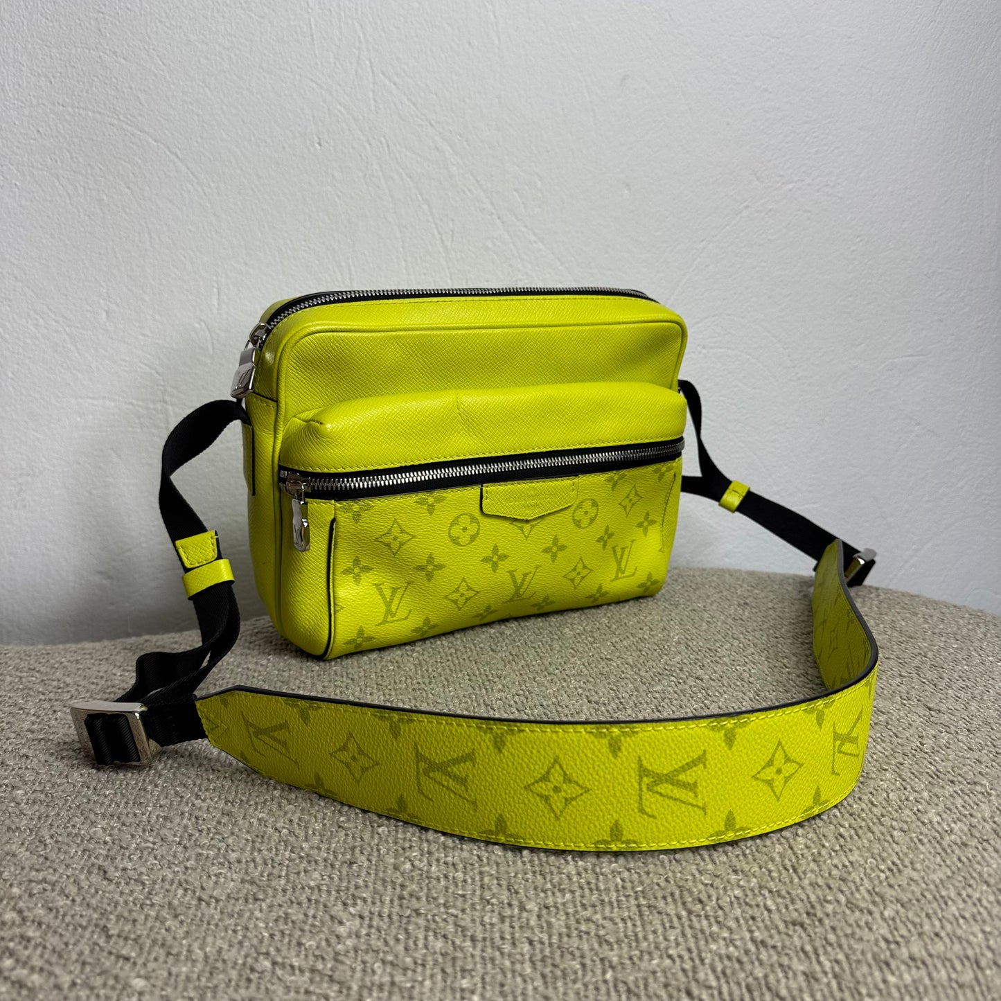 Louis Vuitton Outdoor Messenger Bag – Taïgarama Neon Gelb