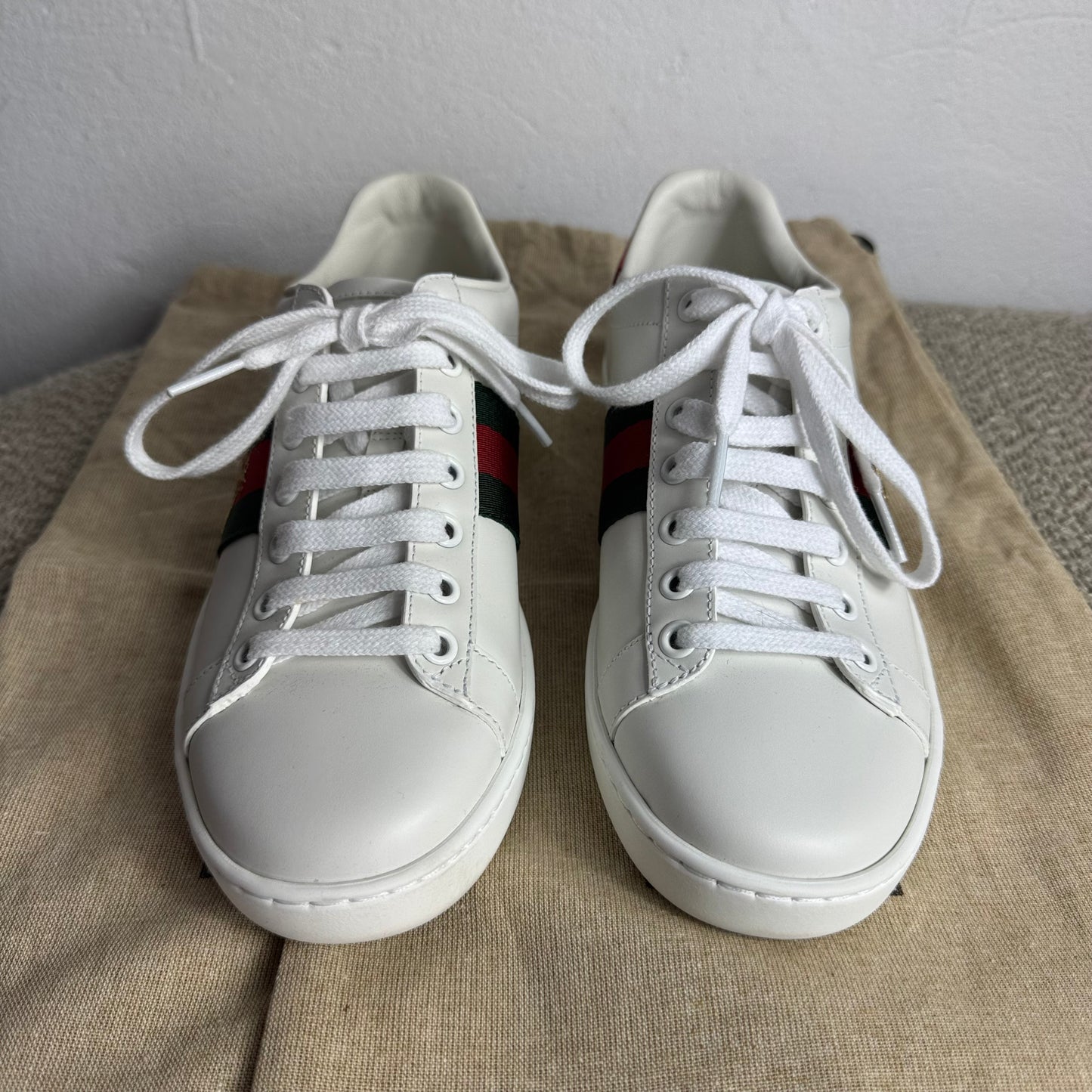 Gucci Ace Damen-Sneaker – Weiß mit Web-Streifen und Bienen-Stickerei