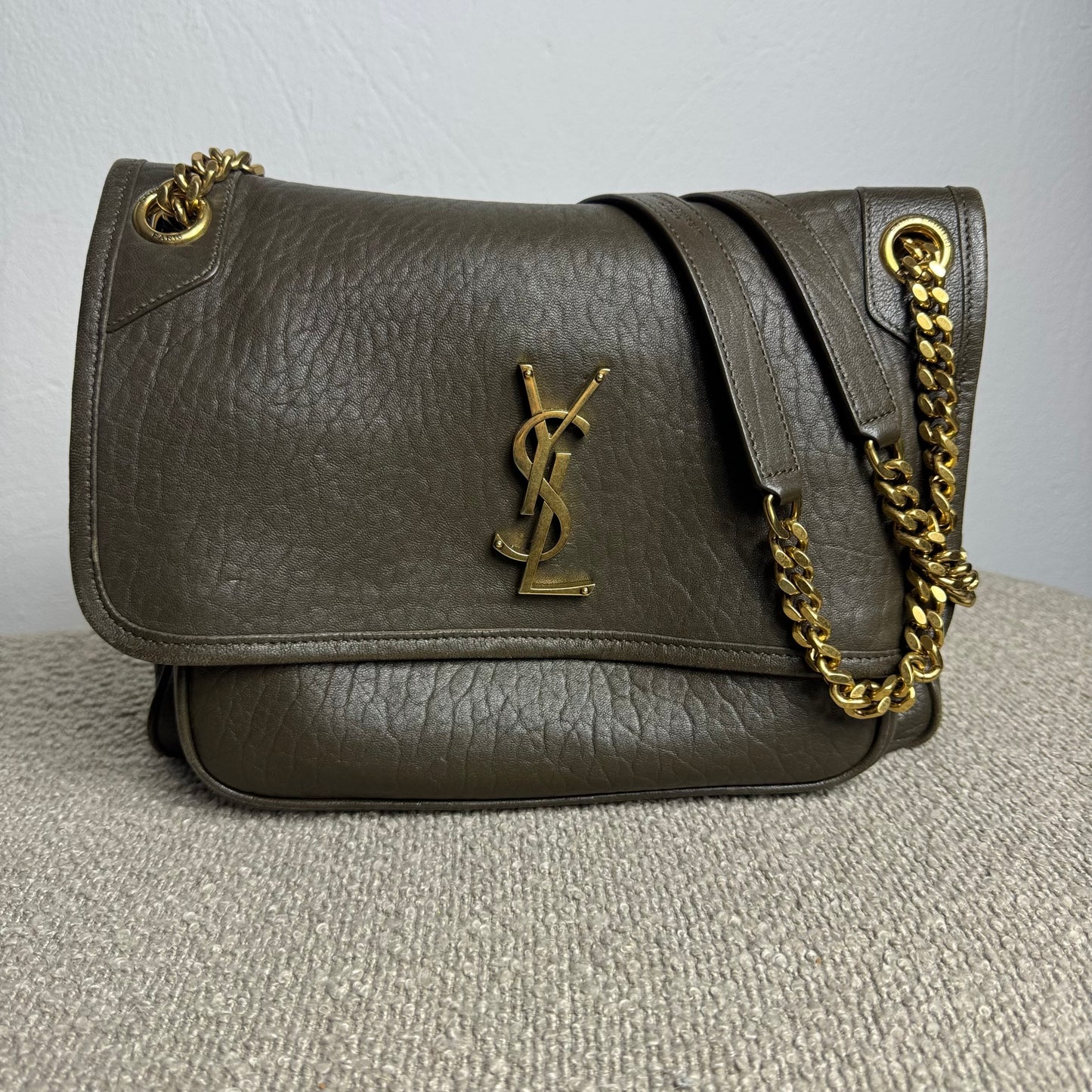 Yves Saint Laurent NIKI Medium aus genarbtem Lammleder