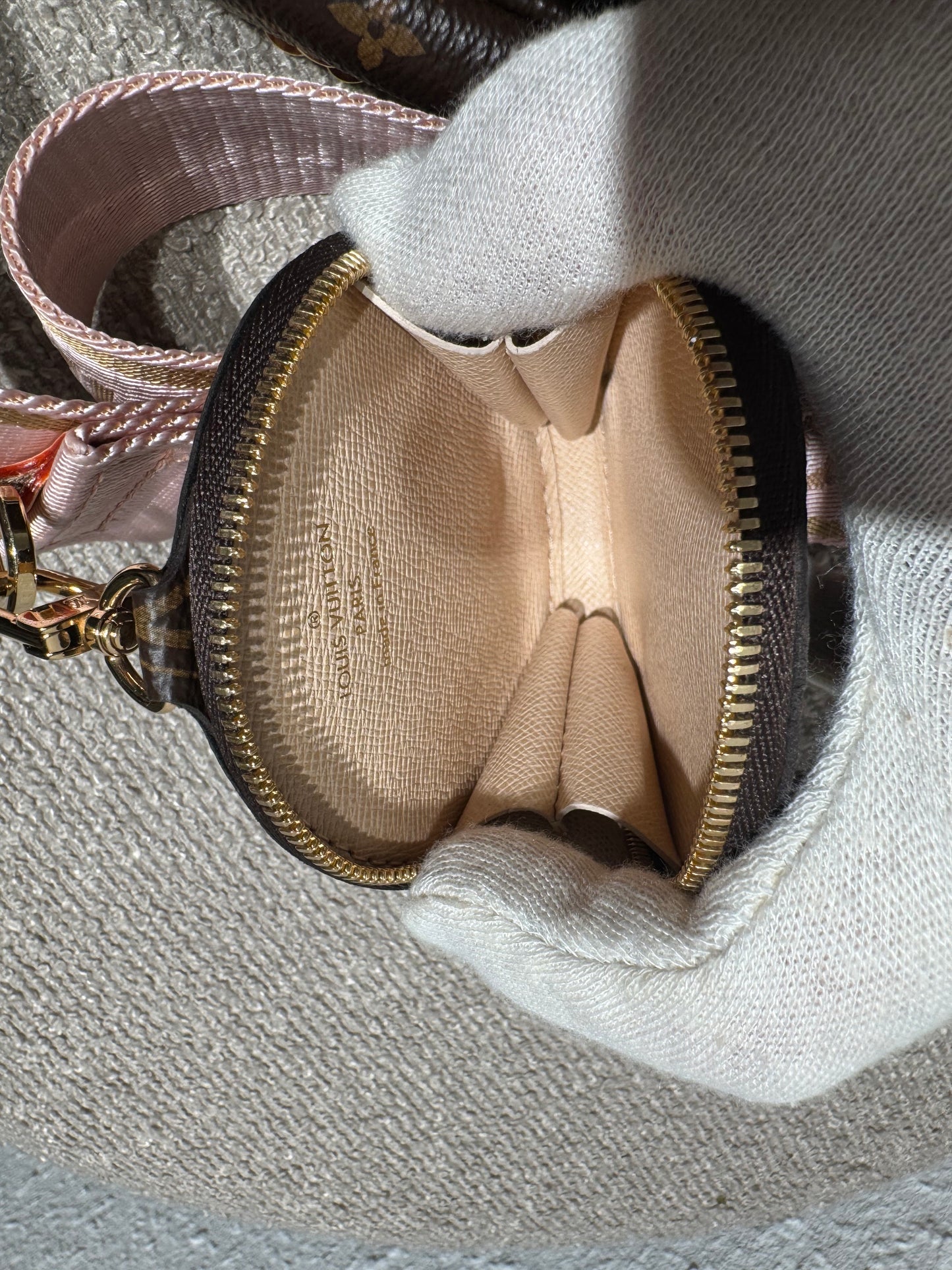 Louis Vuitton Multi Pochette Accessoires – Monogram mit rosa Schulterriemen