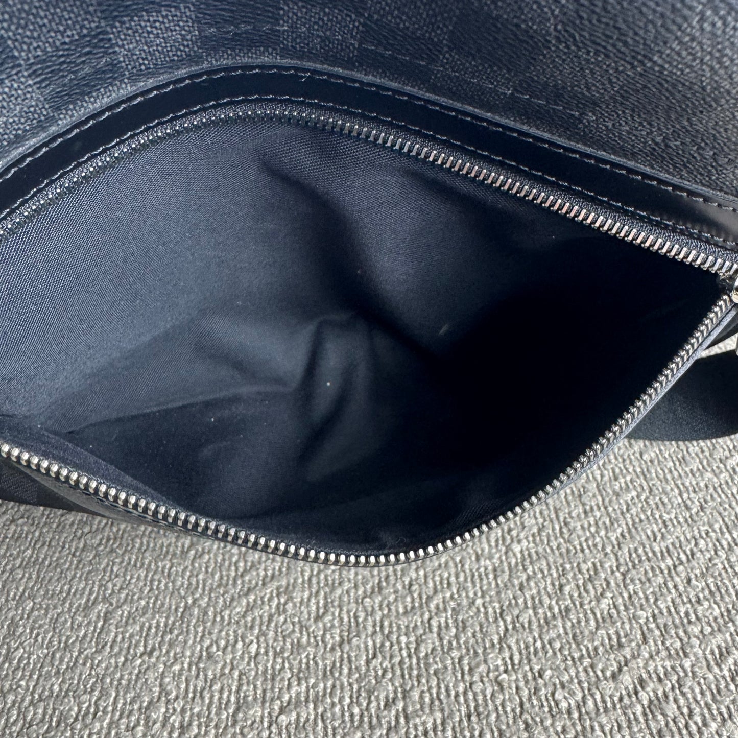 Louis Vuitton Daniel MM Messenger Bag – Damier Graphite