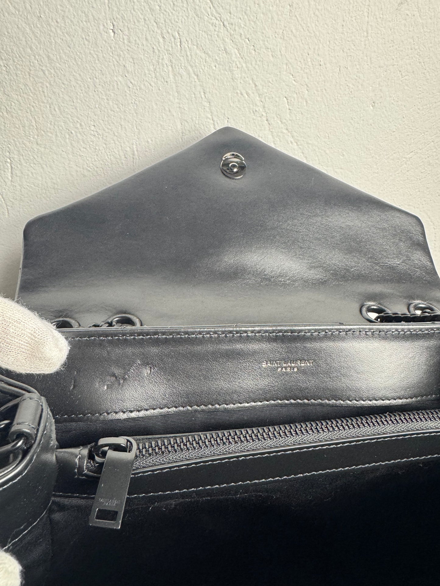 Yves Saint Laurent Loulou Medium – Schwarz mit schwarzer Hardware