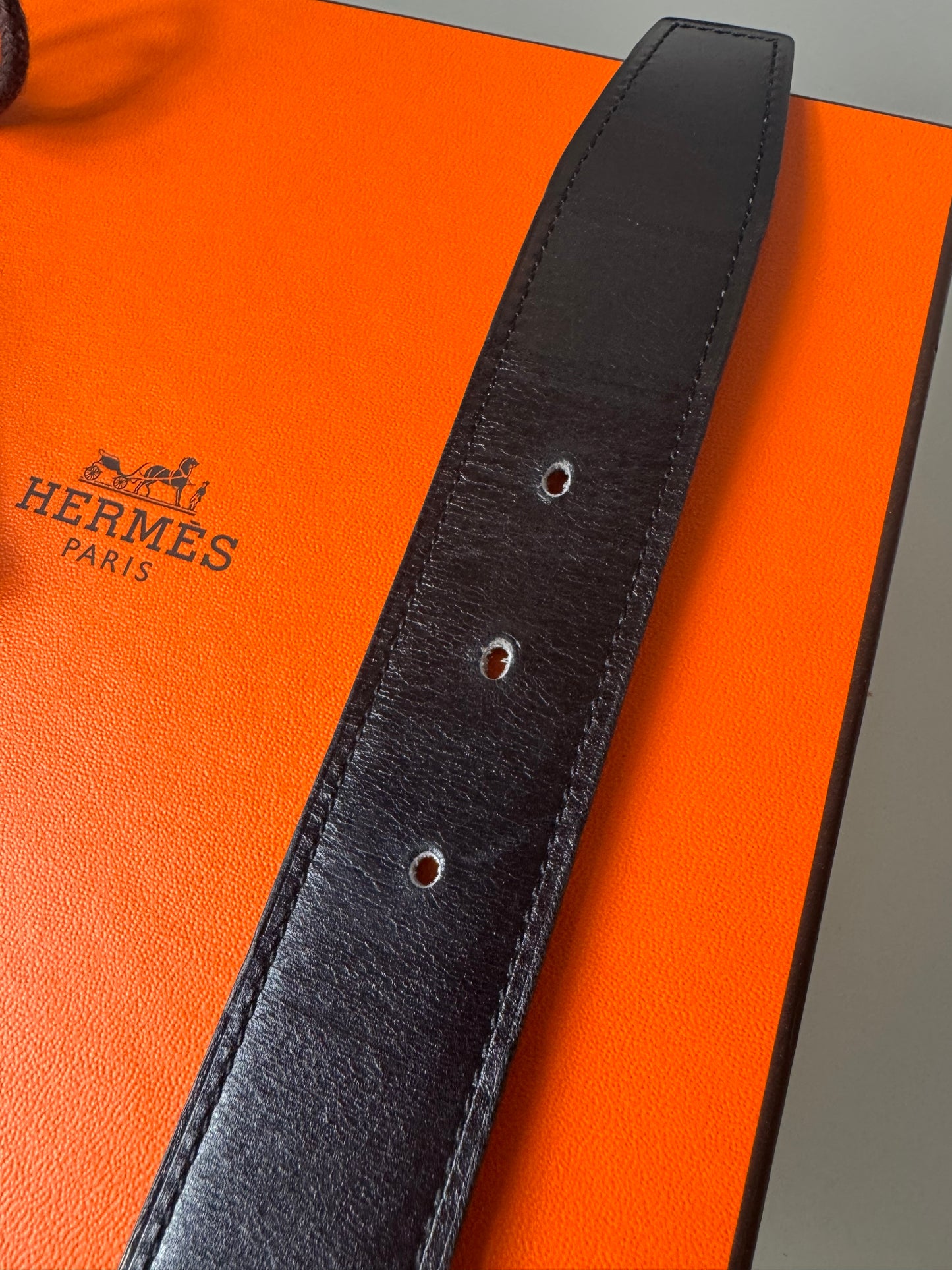 Hermès Wendegürtel – Dunkelbraun/Schwarz mit silberfarbener H-Schnalle