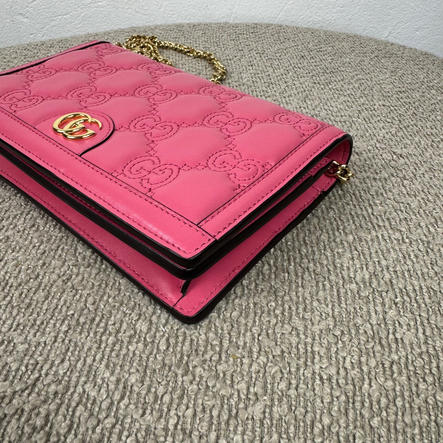 Gucci GG Matelassé Chain Wallet – Pink