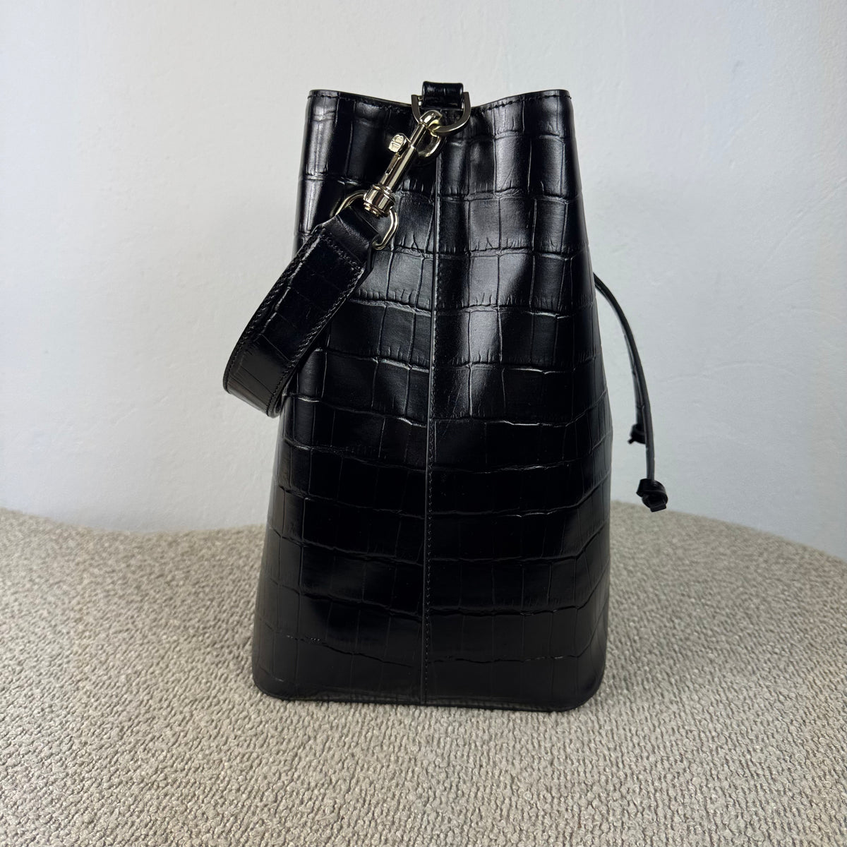 Aigner Beuteltasche – Schwarzes Leder mit Kroko-Prägung