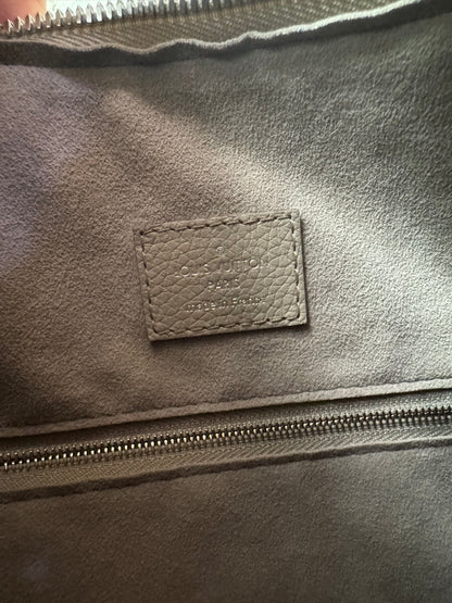 Louis Vuitton Why Knot MM – Galet Mahina Leder