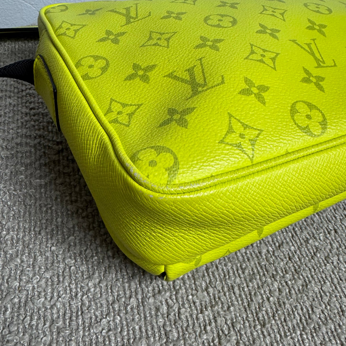 Louis Vuitton Outdoor Messenger Bag – Taïgarama Neon Gelb