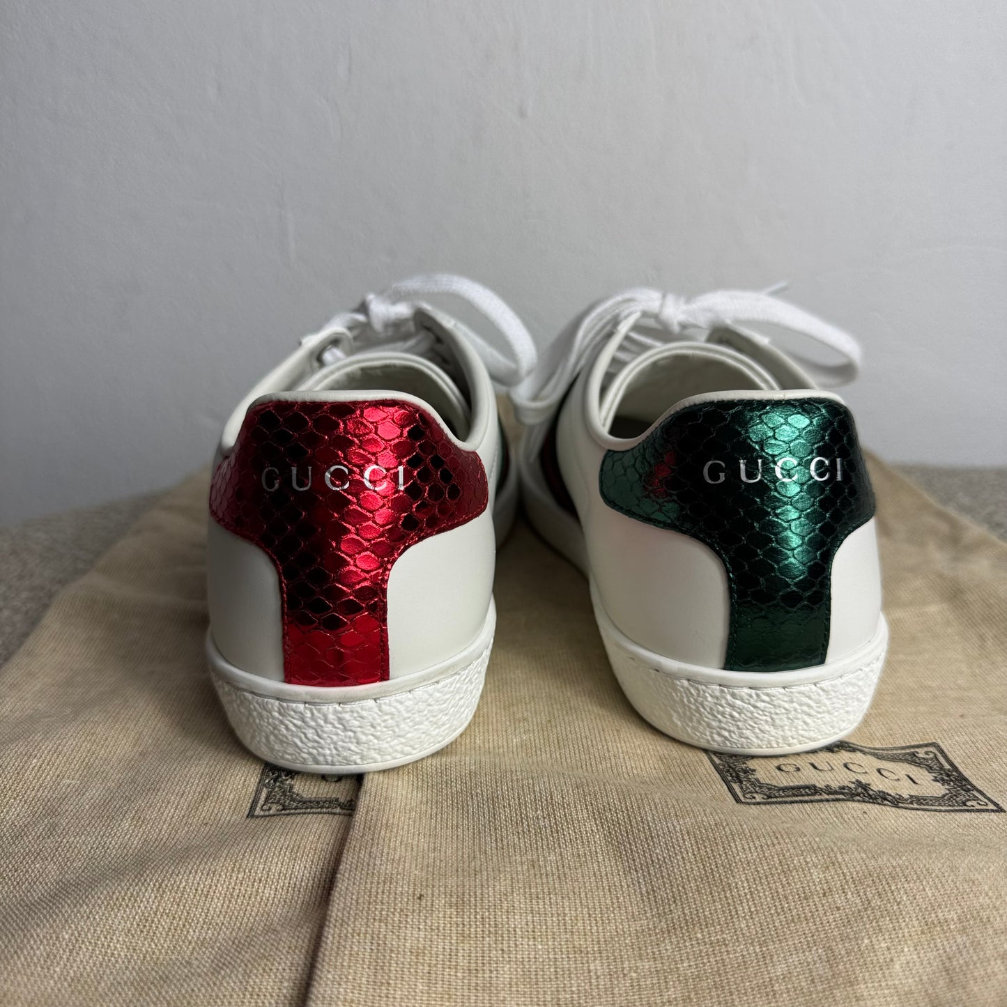 Gucci Ace Damen-Sneaker – Weiß mit Web-Streifen und Bienen-Stickerei