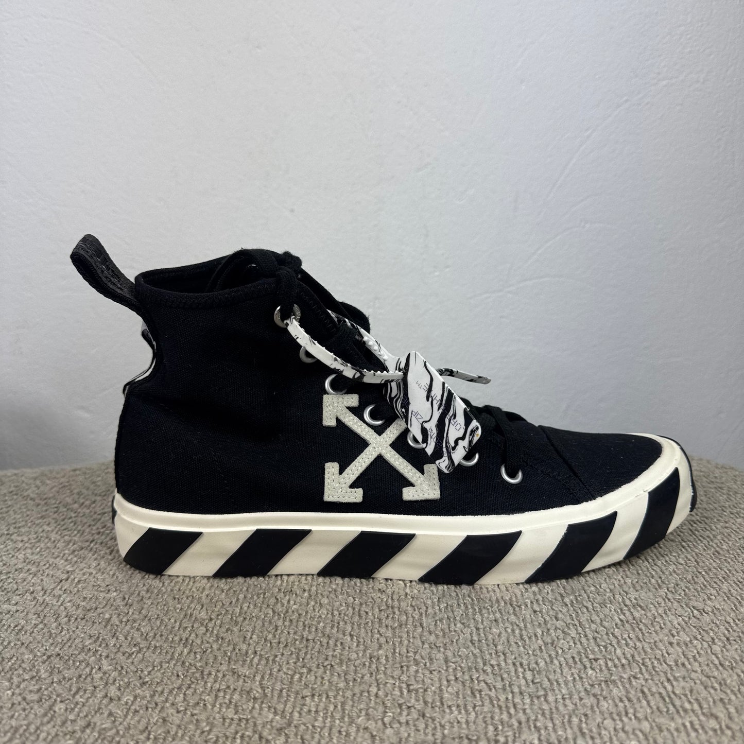 Off-White High-Top Sneaker – Schwarz / Weiß – Größe 43