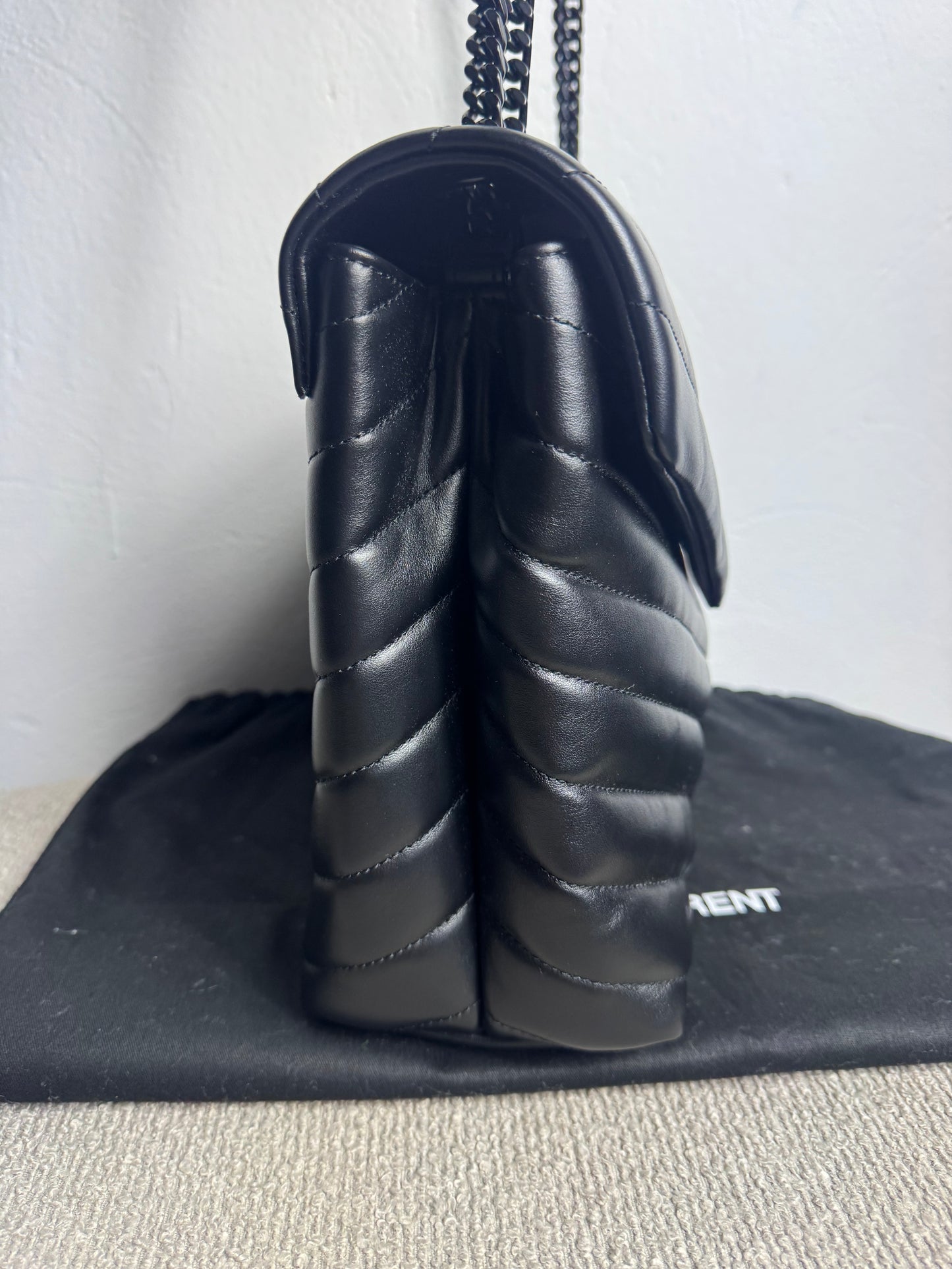 Yves Saint Laurent Loulou Medium – Schwarz mit schwarzer Hardware