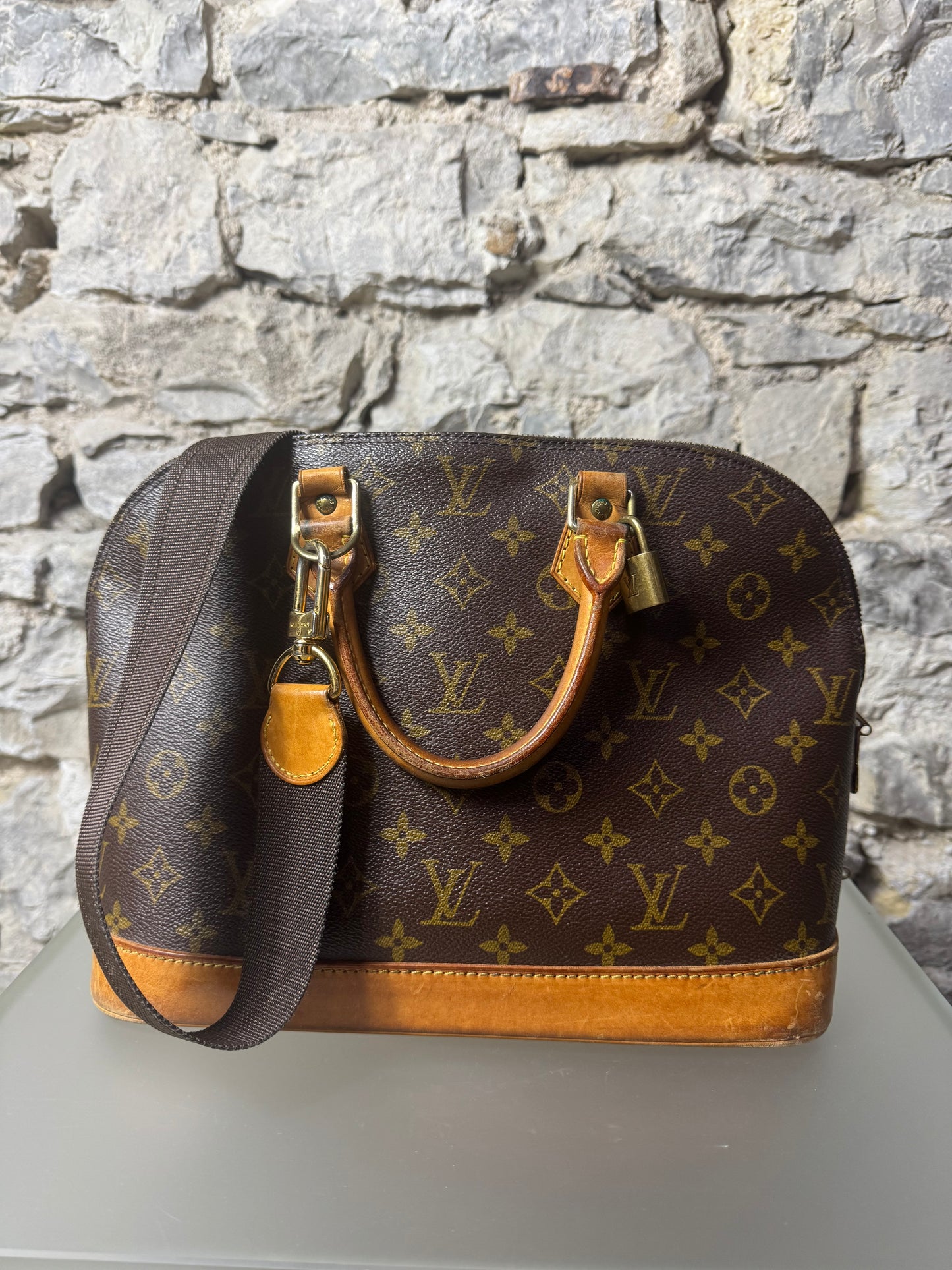 Louis Vuitton Alma Monogram mit Trageriemen