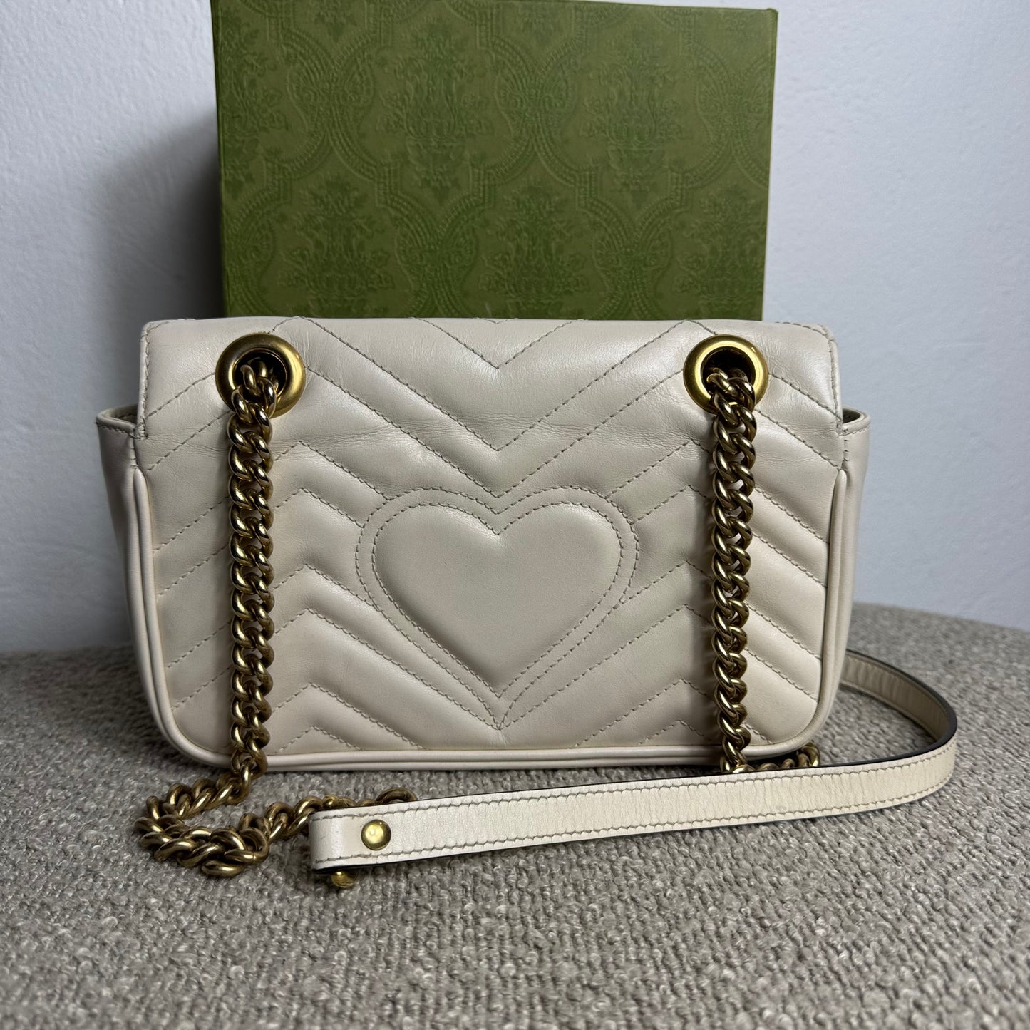 Gucci GG Marmont Kleine Schultertasche – Weiß
