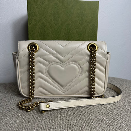 Gucci GG Marmont Kleine Schultertasche – Weiß