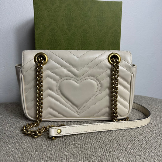 Gucci GG Marmont Kleine Schultertasche – Weiß