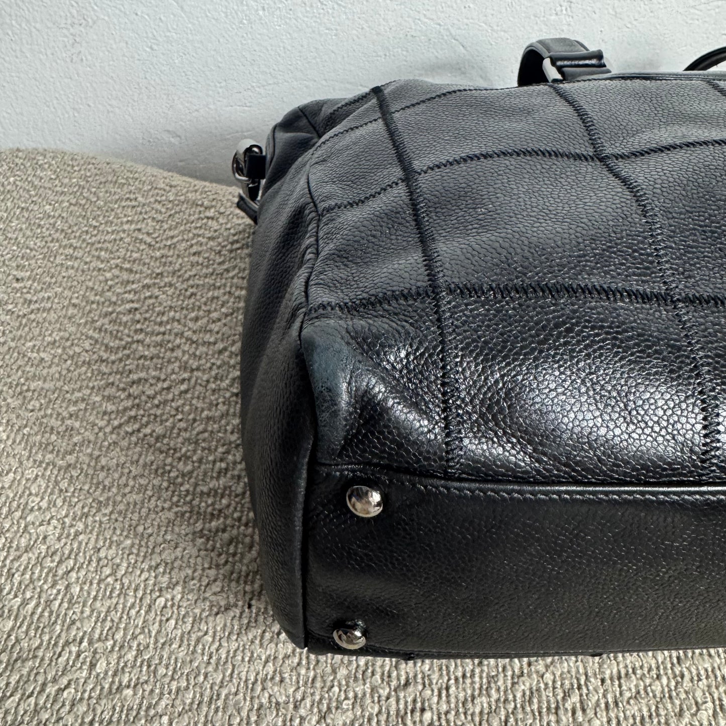 Chanel Chocolate Bar Caviar Embossed Logo Bowling Bag Schwarz