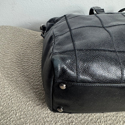 Chanel Chocolate Bar Caviar Embossed Logo Bowling Bag Schwarz