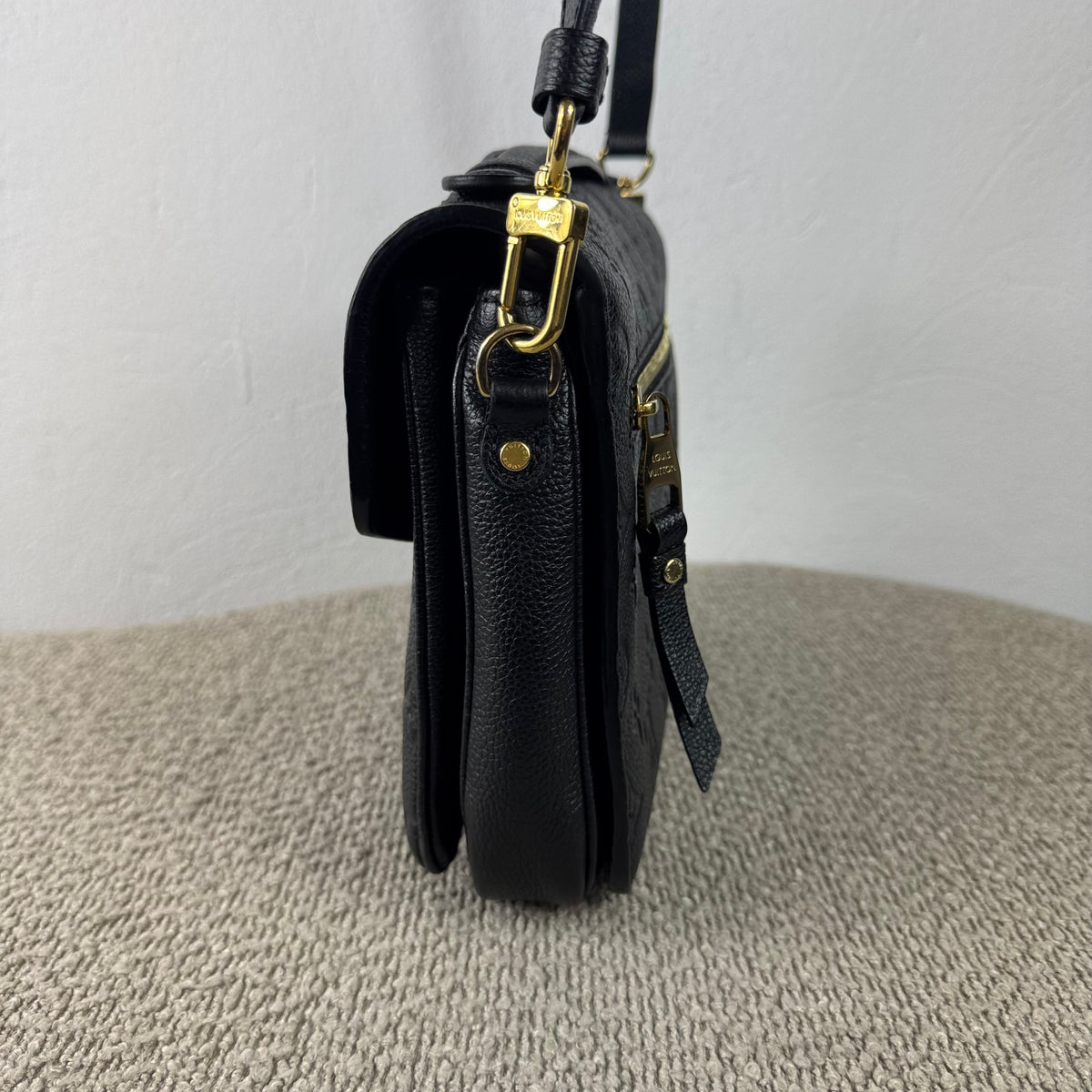 Louis Vuitton Pochette Métis – Monogram Empreinte Leder Schwarz
