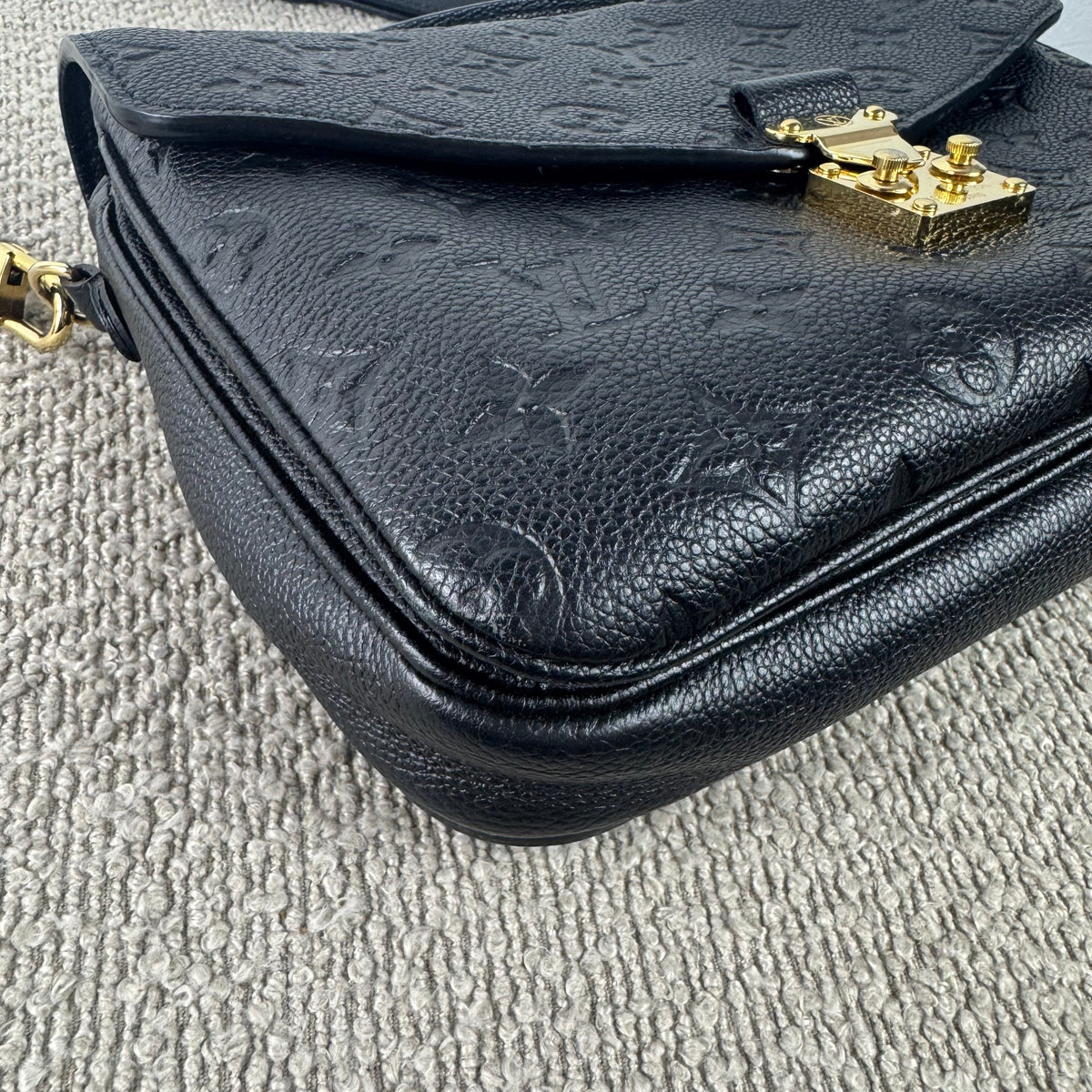 Louis Vuitton Pochette Métis – Monogram Empreinte Leder Schwarz
