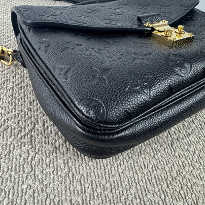 Louis Vuitton Pochette Métis – Monogram Empreinte Leder Schwarz