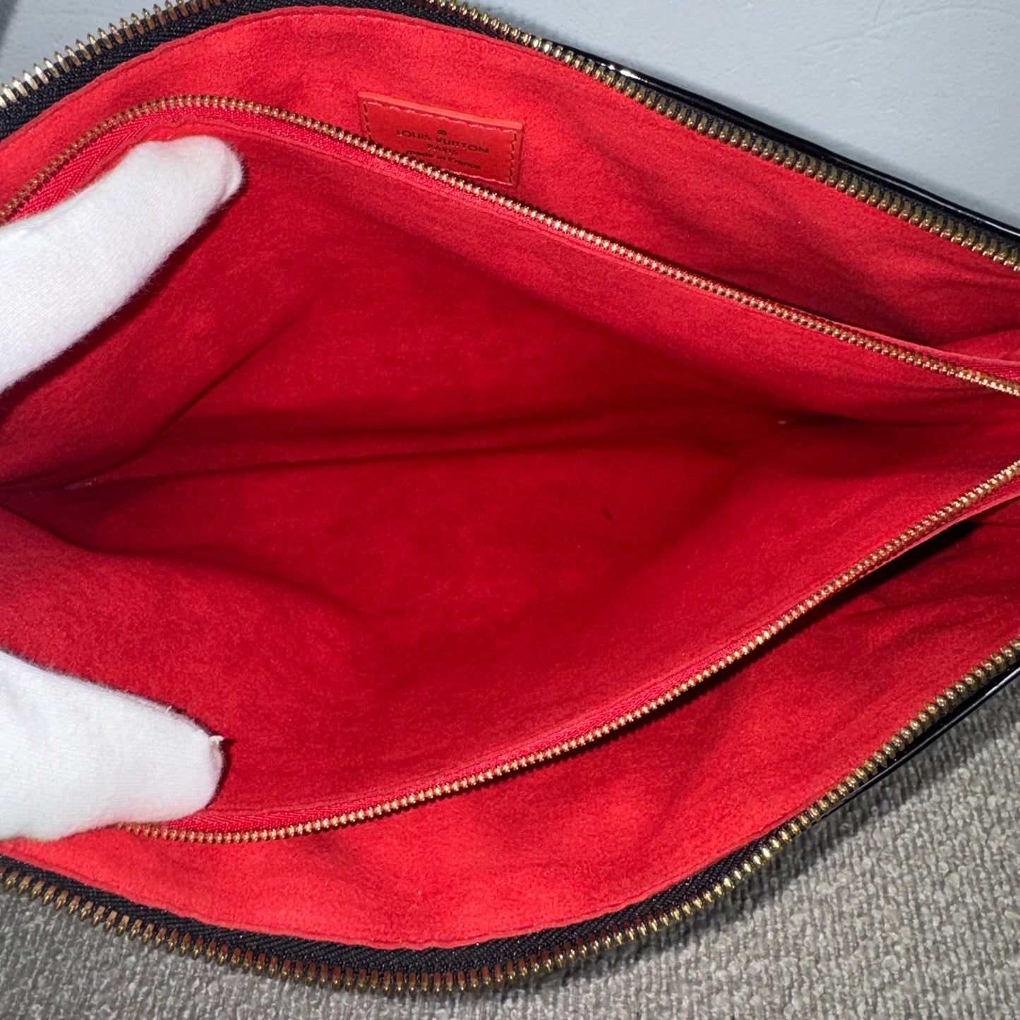Louis Vuitton Coussin MM Vernis Schwarz / Rot mit weißem Kettenriemen