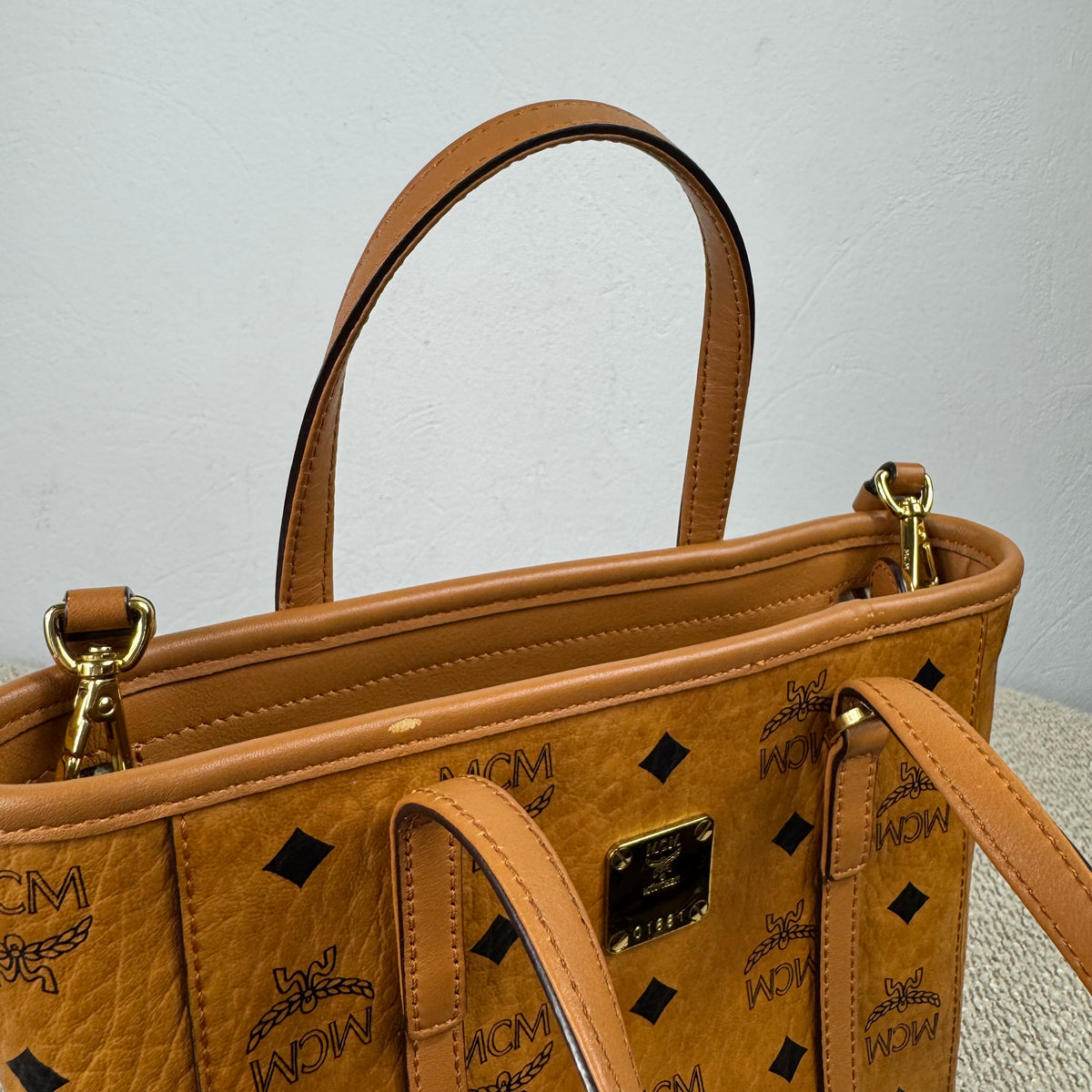 MCM Toni Shopper mit Reißverschluss – Visetos Cognac