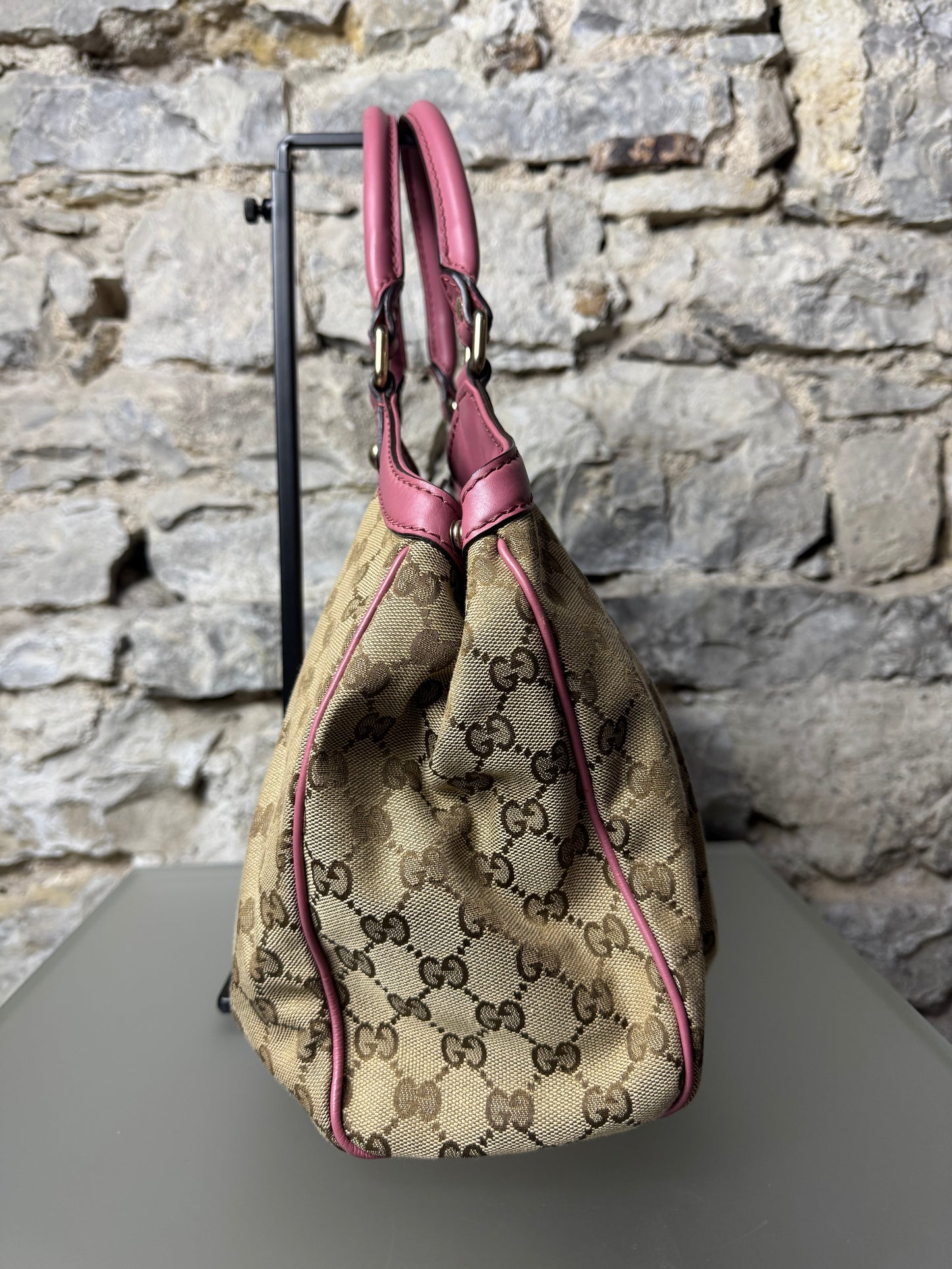 GUCCI Sukey Medium GG Canvas – Beige & Rosa