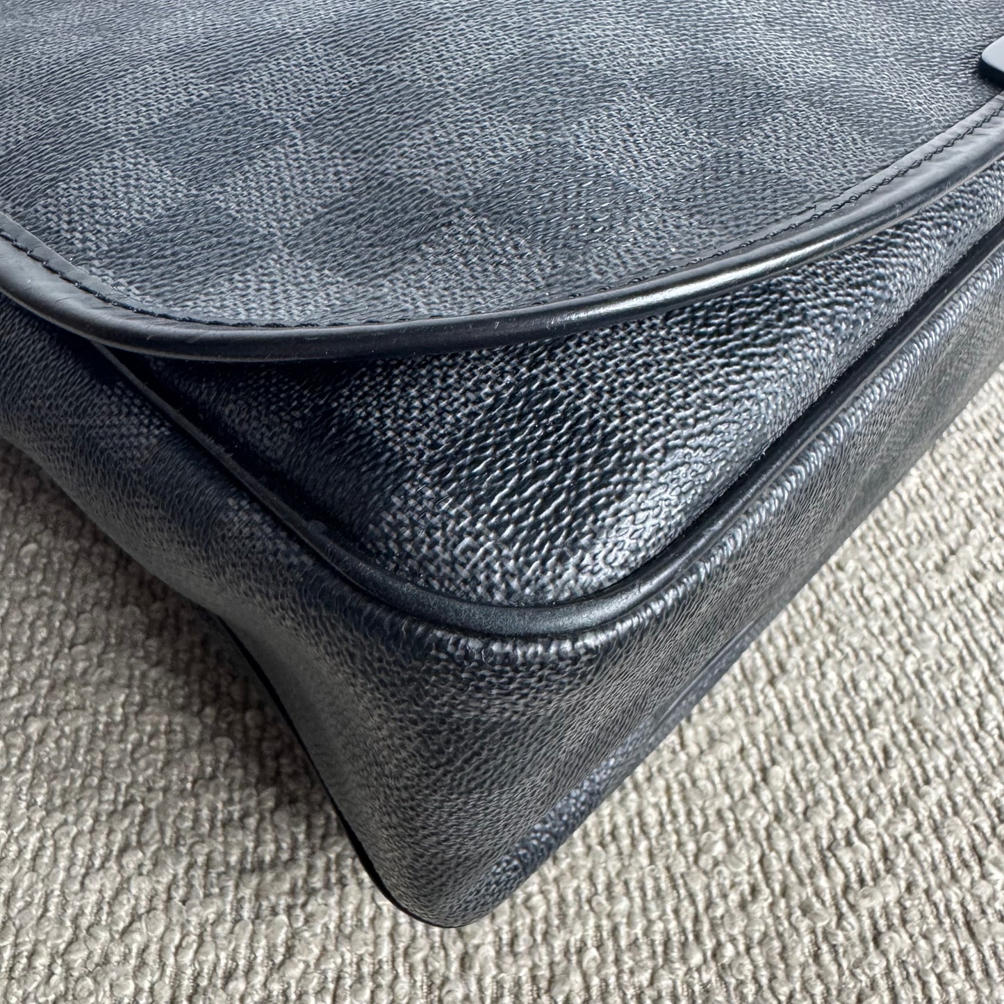 Louis Vuitton Daniel MM Messenger Bag – Damier Graphite