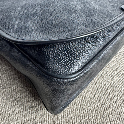 Louis Vuitton Daniel MM Messenger Bag – Damier Graphite