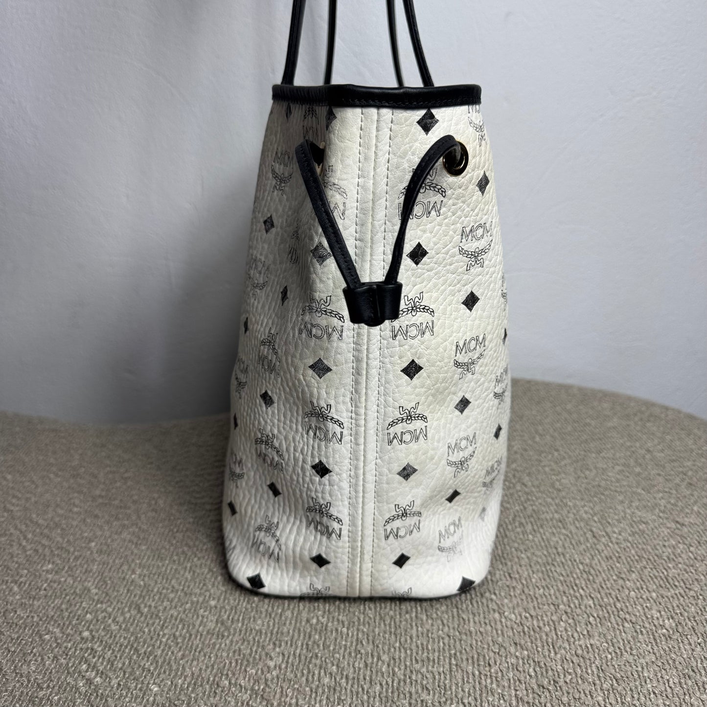 MCM Liz Reversible Shopper Medium Visetos Weiß