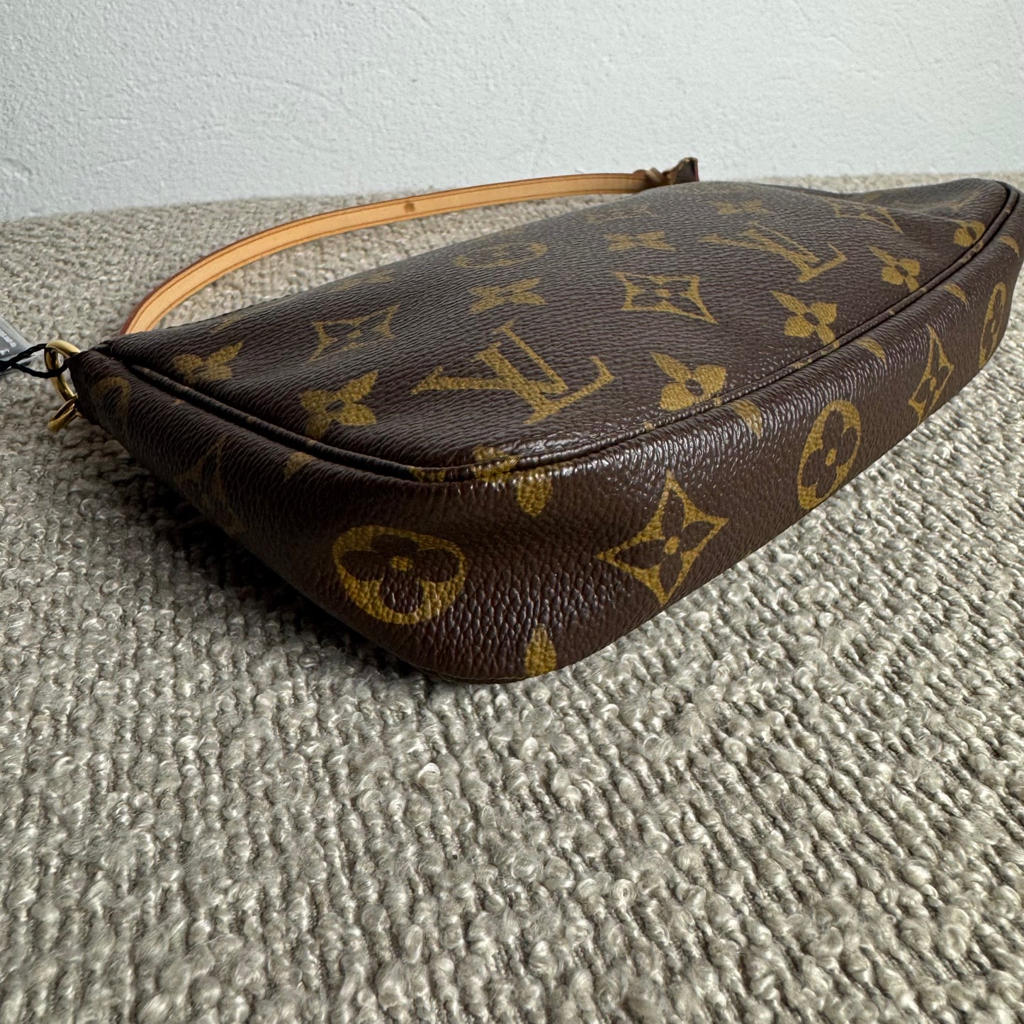 Louis Vuitton Pochette Accessoires Monogram inkl. langem Leder-Schulterriemen