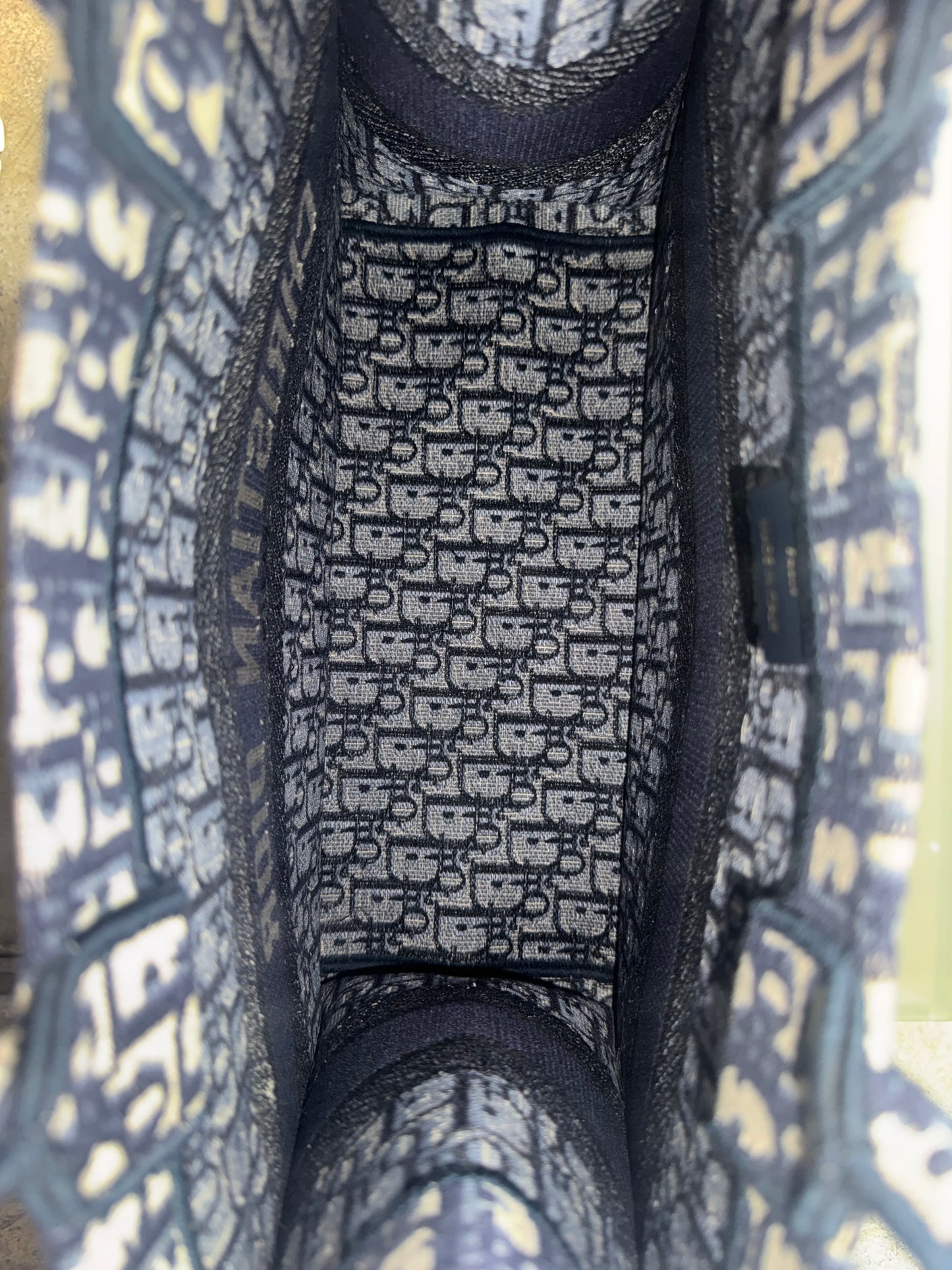 Dior Book Tote Medium – Dior Oblique Stickerei in Écru & Blau