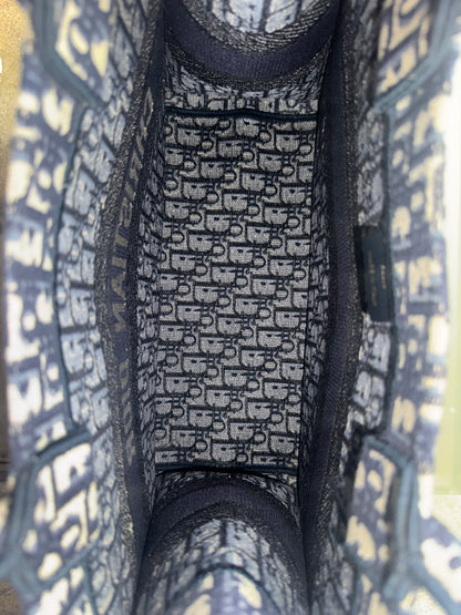 Dior Book Tote Medium – Dior Oblique Stickerei in Écru & Blau