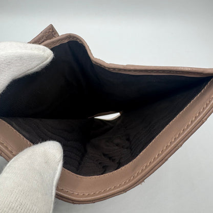 Gucci GG Marmont Kompakt-Geldbörse – Matelassé Leder Taupe