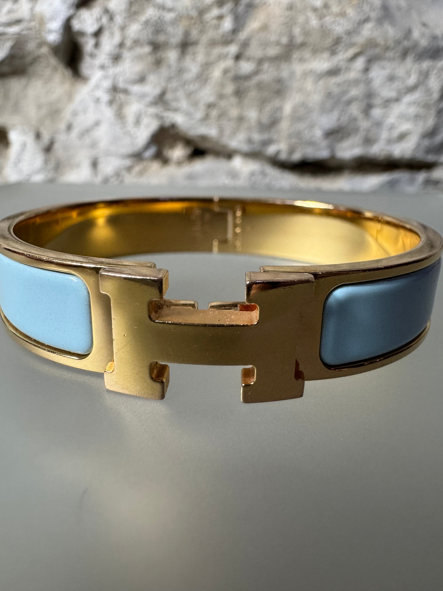 Hermès Clic H Armreif – Gold & Hellblau