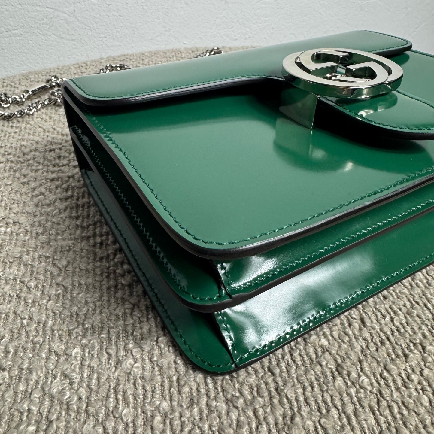 Gucci Green Small Patent Interlocking GG Crossbody Grün
