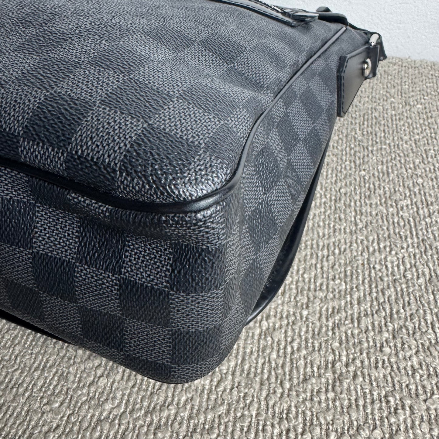 Louis Vuitton Daniel MM Messenger Bag – Damier Graphite