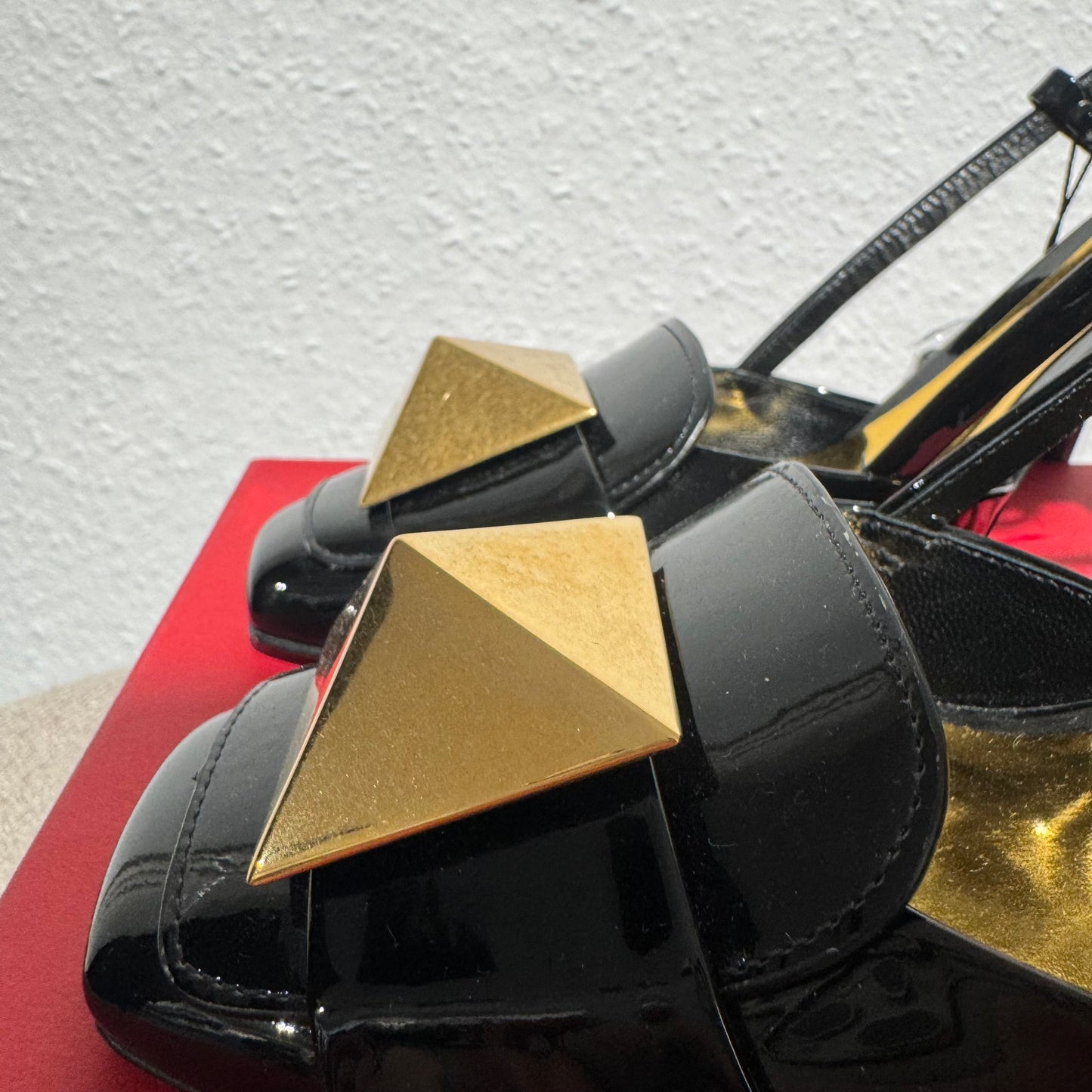 Valentino Pumps Lackleder – Schwarz mit goldfarbenem Detail – Größe 39