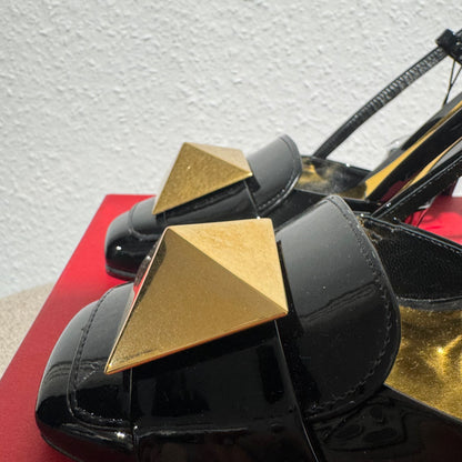 Valentino Pumps Lackleder – Schwarz mit goldfarbenem Detail – Größe 39