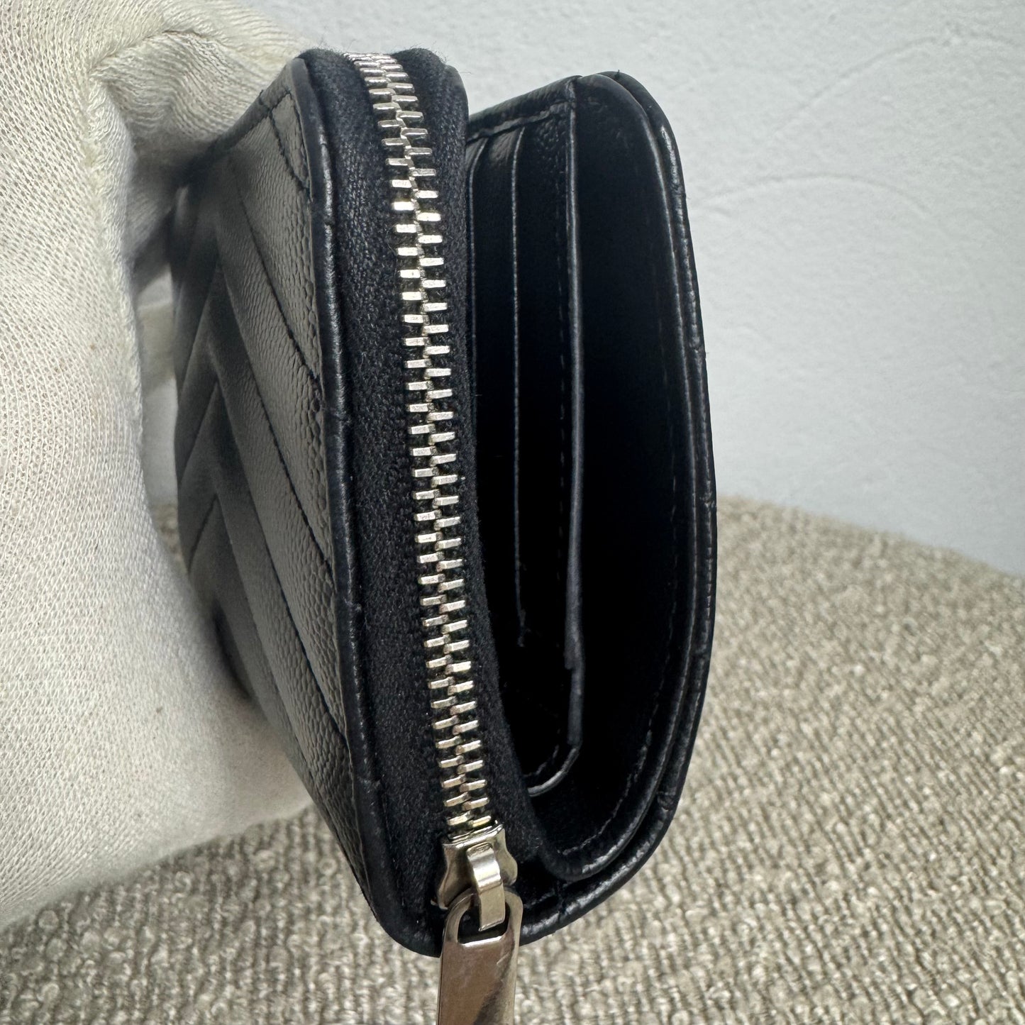 Saint Laurent Cassandre Matelassé Lederportemonnaie – Grain de Poudre