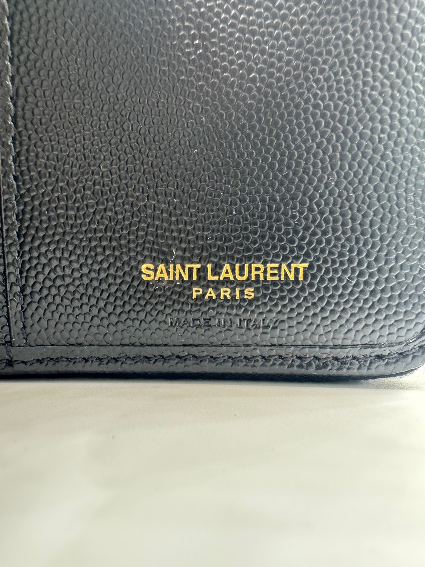 Saint Laurent Cassandre Matelassé – Kompaktes Portemonnaie mit umlaufendem Reißverschluss